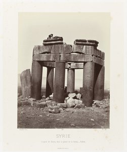 man op by qubba van Douris, nabij Baalbek シリア。 Bekàa 平野の Douris のキューポラ - Balbek (オブジェクトのタイトル) 古代建築：エジプト、ギリシャ、小アジア：写真集（連載タイトル） 作： Félix Bonfils