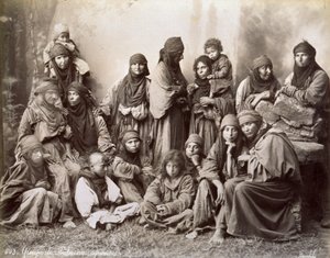 謙虚な民族衣装を着たシリアのベドウィンのグループの肖像画