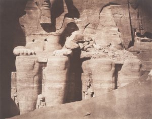 Abo-Sembil、Grand Spéos、下部から見た巨大な彫像、1851-52。