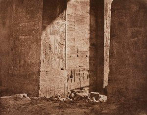 最初のパイロン - フィラ島のポイント H にある東のエンブラシュアに刻まれたフランス語の碑文..、1851 年 作： Félix Teynard