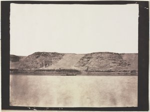 写真家のダハビエと共に岩盤に彫られたモニュメントの全体図。 アブ・シンベル 作： Félix Teynard