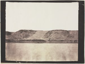 写真家ダハビエと岩盤に刻まれた記念碑の概観。アブ・シンベル、1851-1852。