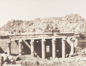 Fileh Philæ の島、西部コロネード - ポイント L から見た廃墟、1851-52 年、1853-54 年に印刷。 作： Félix Teynard