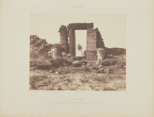 カルナック（テーベ）。第一塔門-E地点から見た門とコロッシの遺跡 作： Félix Teynard