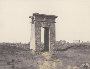 カルナック テーベ、ポイント X から見たグレート ノース ゲート、1851-52 年、1853-54 年に印刷。 作： Félix Teynard