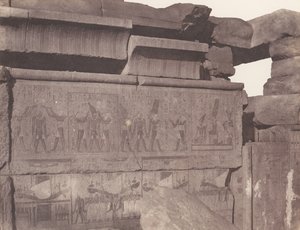 カルナック テーベ、宮殿 - 花崗岩の建設 - 彫刻が施された装飾...、1851-52 年、1853-54 年に印刷。 作： Félix Teynard