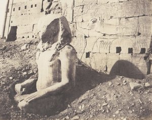 Karnak Thebes、Third Pylon - Colossus of Limestone Spath、D、1851-52 年、1853-54 年に印刷。 作： Félix Teynard