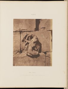 Tâfah（タフィス）。湾曲した台座を持つ建造物 - 彫刻された龕の図