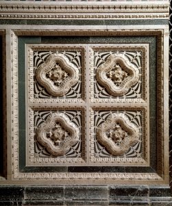 大理石の説教壇を支える大理石の壁の詳細 作： Florentine School