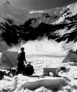 ベースキャンプと近くの雪崩！標高5100m 作： フォスコ・マライーニ