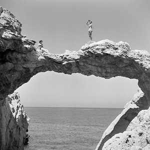 アスプラの海に浮かぶ岩のアーチ 作： フォスコ・マライーニ