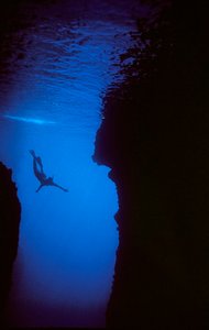 ギリシャ、ザキントス島の洞窟で泳ぐ水泳選手 作： フォスコ・マライーニ