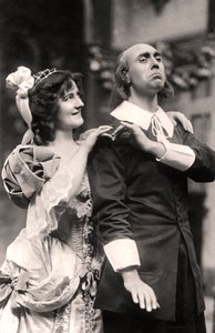 レディタッターズのルイポンドとパウイスピンダー、1907年。 作： Foulsham and Banfield