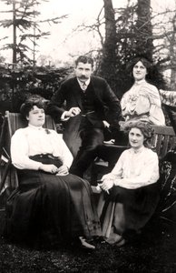 Zena 1887-1975およびPhyllis Dare 1890-1975、両親と一緒のイギリスの女優、1906。 作： Foulsham and Banfield