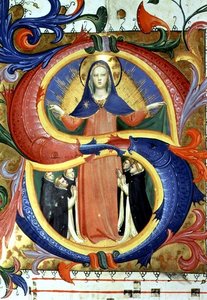 Ms 558 f.156v 聖母が祈りを捧げる人々を外套の下に匿っている様子を描いた歴史的なイニシャル「S」、1430年代初頭のミサールの詳細（ベラム製）（88940の詳細） 作： Fra (c.1387 1455) Angelico