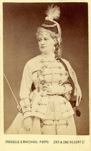 Offenbachin "La Grande-Duchesse de Gérolstein" (oopperabouffe) Emily Soldenen kanssa, joka näytteli vuoden 1867 Lontoon tuotannossa (Covent Garden) 作： Fradelle & Marshall