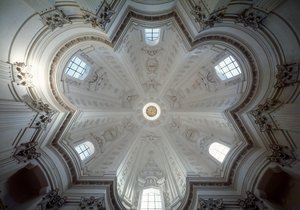サン・イーヴォ・アッラ・サピエンツァ教会のクーポラの内観 作： Francesco Borromini