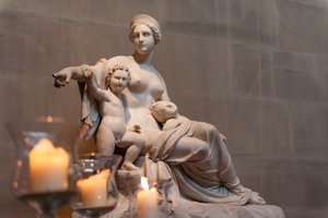アポロとアルテミスのいるラトナ（大理石 作： Francesco Pozzi
