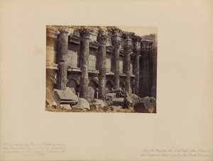 バールベック-ユピテル神殿内部の北壁、フルートド・コラムを示す 作： Francis Bedford