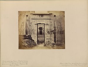 エドフー - 大門からエドフー神殿大庭園を望む 作： Francis Bedford