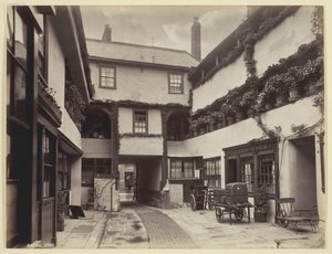 グロスター、ニュー インの中庭、186094。 作： Francis Bedford