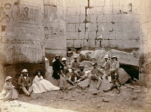 列のホールでの集合写真、カルナック、エジプト、1862
