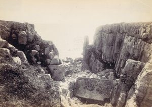 [海景のある岩の入り江]、1870年代。 作： Francis Bedford
