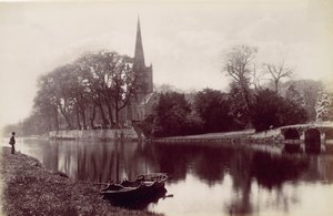 ストラットフォード オン エイボン教会、エイボンから、1870 年代。 作： Francis Bedford