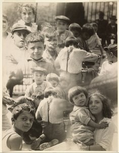 [子供たちのフォトモンタージュ］ 作： Francis Bruguière