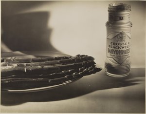[アスパラガスとマヨネーズの瓶のある静物】。］ 作： Francis Bruguière