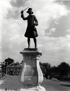 ジェームズ・ウルフ少将（1727-59）の像（ブロンズ）（モノクロ写真）