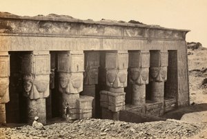 「エジプトとパレスチナ」：上エジプトのダンダラにある女神ハトホルに捧げられたローマ時代の神殿のプロナオスのファサード 作： Francis Frith