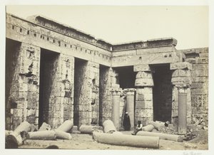 Medinet Habbo の内廷、テーベ、1857 年。 作： Francis Frith
