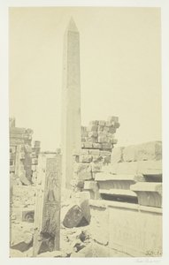 オベリスクと花崗岩のロータス コラム、カルナック、1857 年。 作： Francis Frith