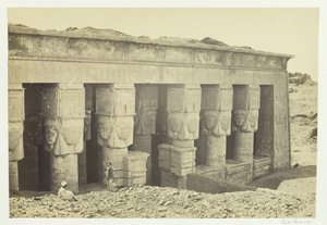デンデラ神殿のポルティコ、1857 年。