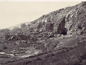 バニアスの近くの洞窟から流れるヨルダンの主な源、... のサイトの近く。 1857年。 作： Francis Frith