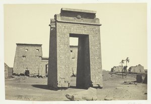 彫刻が施されたゲートウェイ、カルナック、1857 年。 作： Francis Frith