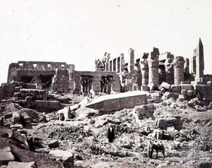 南東から見たエル・カルナック神殿、1856-59年頃（セピア色の写真 作： Francis Frith