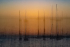 ぼやけた夕日の帆船