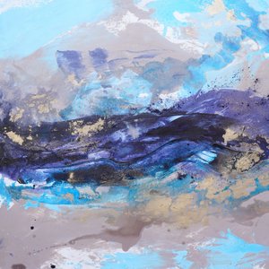 紫色の海の波