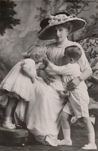 スペインのヴィクトリア女王とアルフォンソ王子、マリア・クリスティーナ王女、ベアトリス王女、1911年。 作： Frank Arthur Swaine