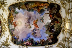 平和と繁栄の寓意が描かれたシェーンブルン宮殿の大ギャラリーの天井フレスコ画（オーストリア、ウィーン、2024年）（写真）。 作： フランク・バフェリール