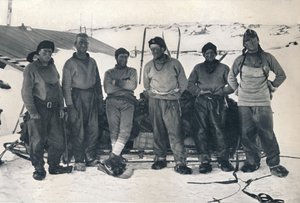 リュート。 1912年11月7日、1913年11月7日、ケープエヴァンスに戻るキャンベルパーティー 作： Frank Debenham