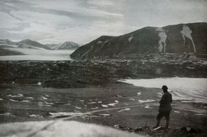ドライバレーの河口、連邦氷河、1912年、1913年。 作： Frank Debenham
