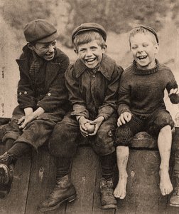 3人のハッピーボーイ、1889年 作： Frank Meadow Sutcliffe