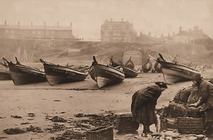 漁船から籠に魚を積み込む女性たち（ウィットビー港 作： Frank Meadow Sutcliffe