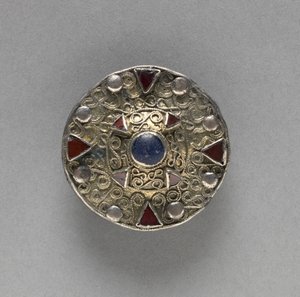 中央ボス付きフィリグリーディスクブローチ、600年代後半 作： Frankish School