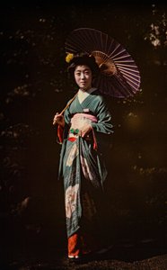 日傘をさし着物を着た日本人女性、初期のカラーオートクローム、1916年頃（写真） 作： Franklin Price Knott