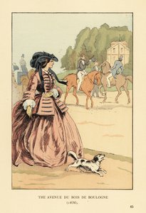 ボンネット、ジャケット、幅広のクリノリンを身につけた女性と犬が、乗馬コースで馬の乗り手や馬車を見ているところ。パリ、ブローニュの森の通り