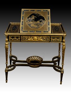 フランソワ・レモンド（1747-1812）（ゴールドウーマン）とアダム・ヴァイスワイラー（1744-1820）によるラッカー仕上げの木のライティング・テーブル（サン・クラウドの王妃マリー・アントワネットのキャビネットからの木とブロンズの作品1784年 パリルーヴル美術館 作： François Rémond